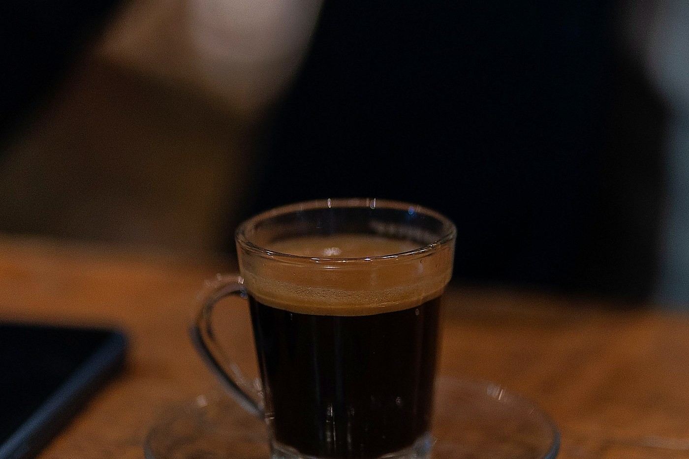 Xícara de cappuccino sobre mesa de madeira