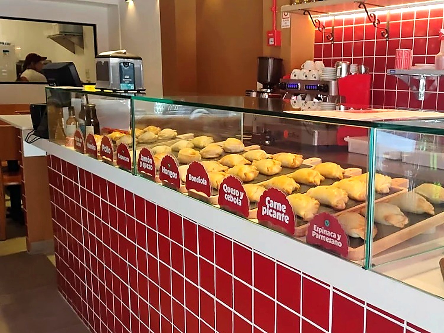 Vitrine da loja com empanadas e plaquinhas de sabor