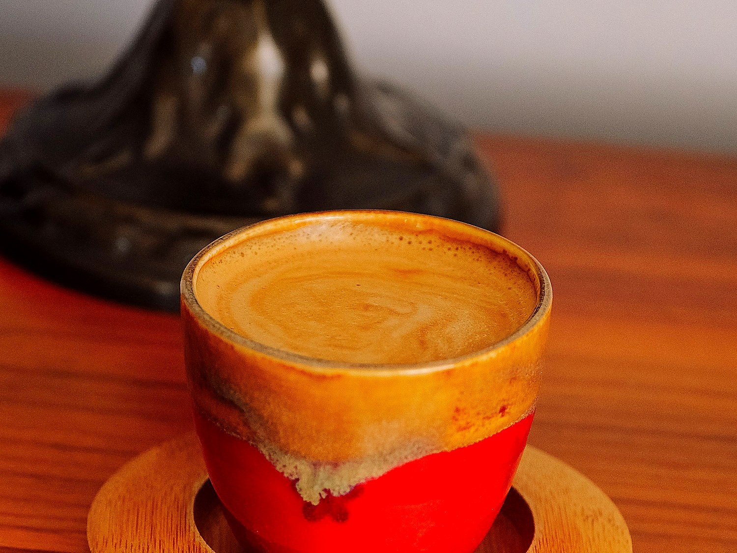 Xícara de café sobre mesa de madeira