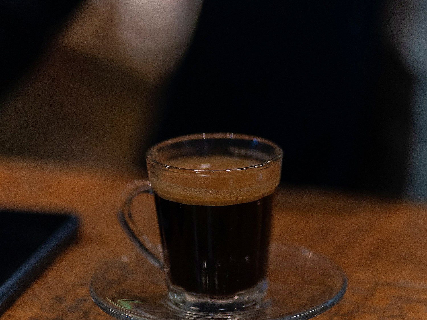 Um café na Dale Xícara de café em balcão de cafeteria