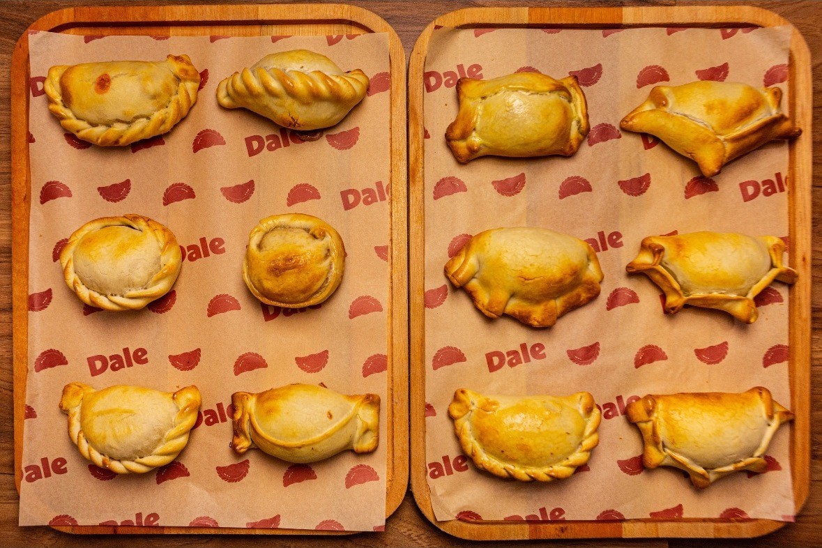 Duas bandejas de empanadas da Dale com sabores variados