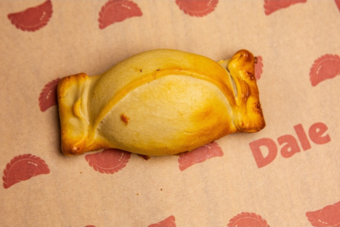 Empanada clássica da Dale sobre o papel kraft da casa