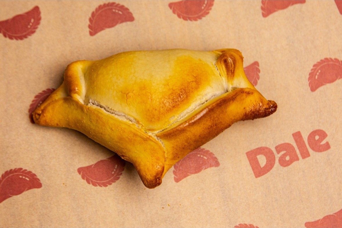 Empanada doce da Dale sobre o papel kraft da casa