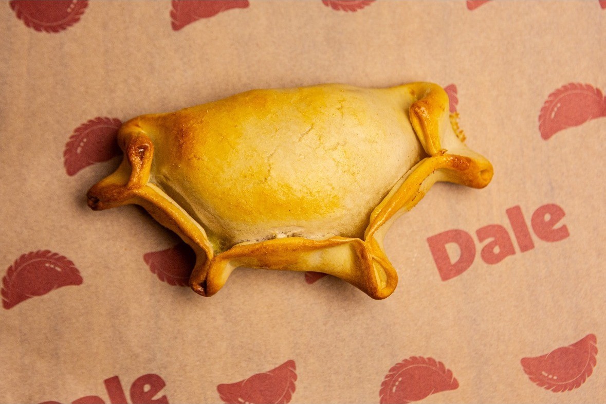 Empanada especial da Dale sobre o papel kraft da casa