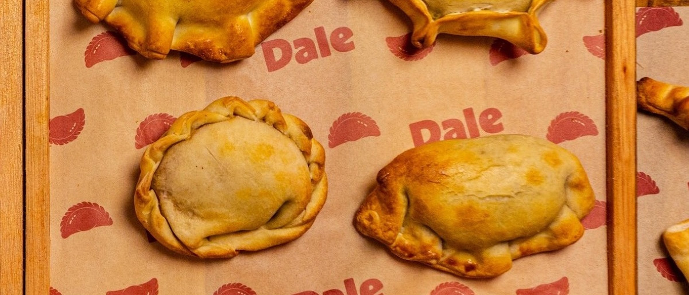 Bandeja de empanadas da Dale Empanadas recém-assadas