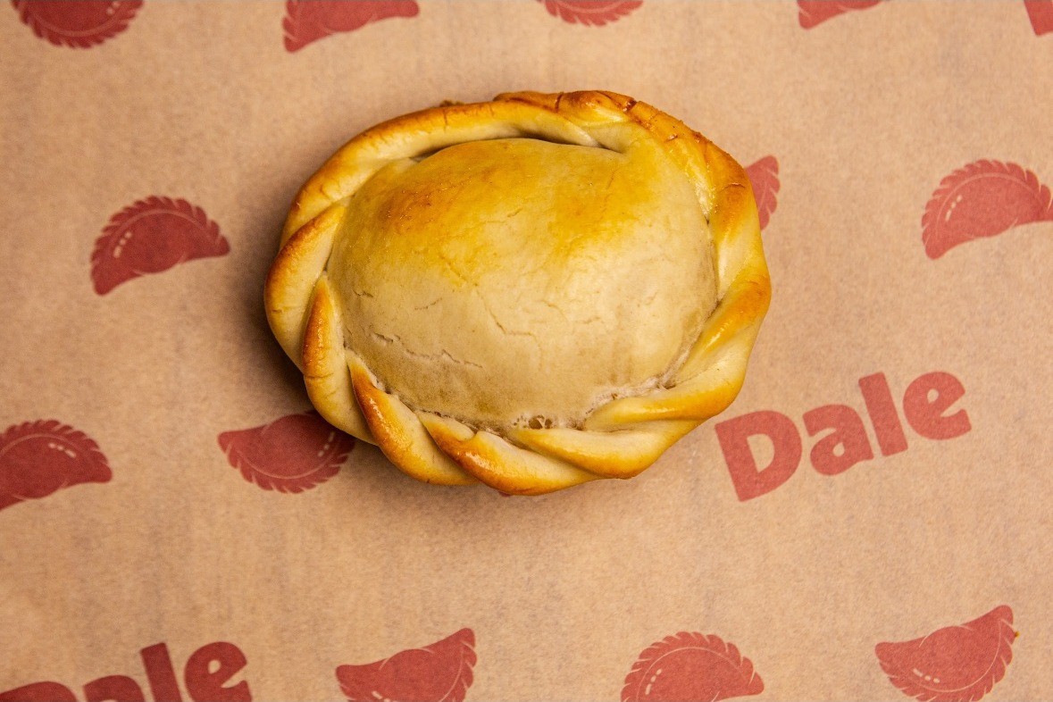 Empanada vegana da Dale sobre o papel kraft da casa