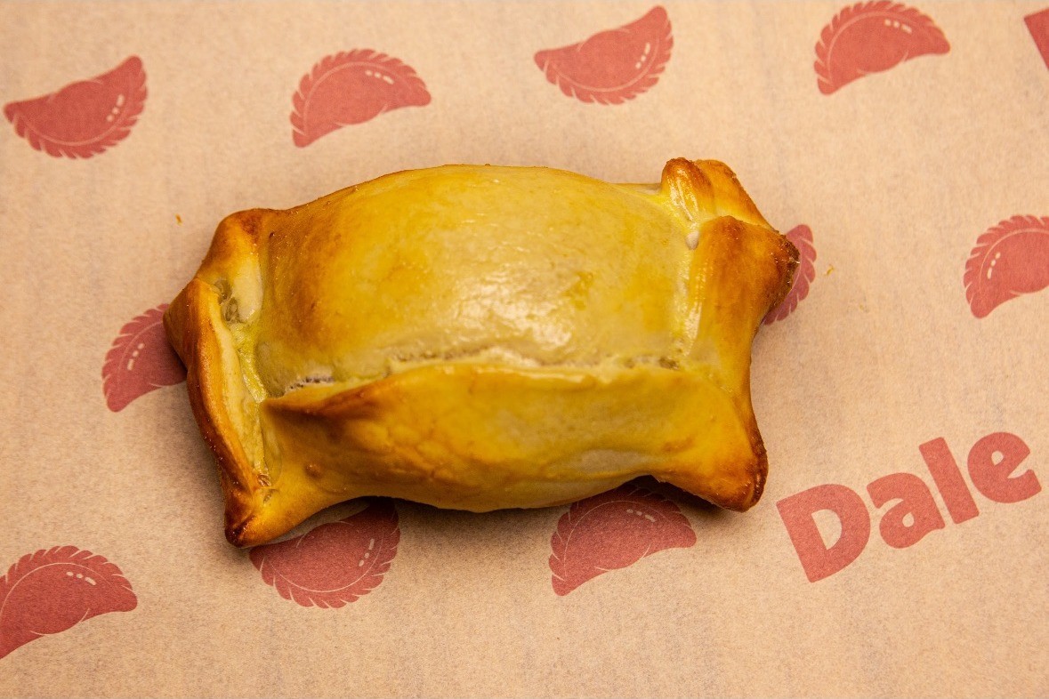 Empanada vegetariana da Dale sobre o papel kraft da casa
