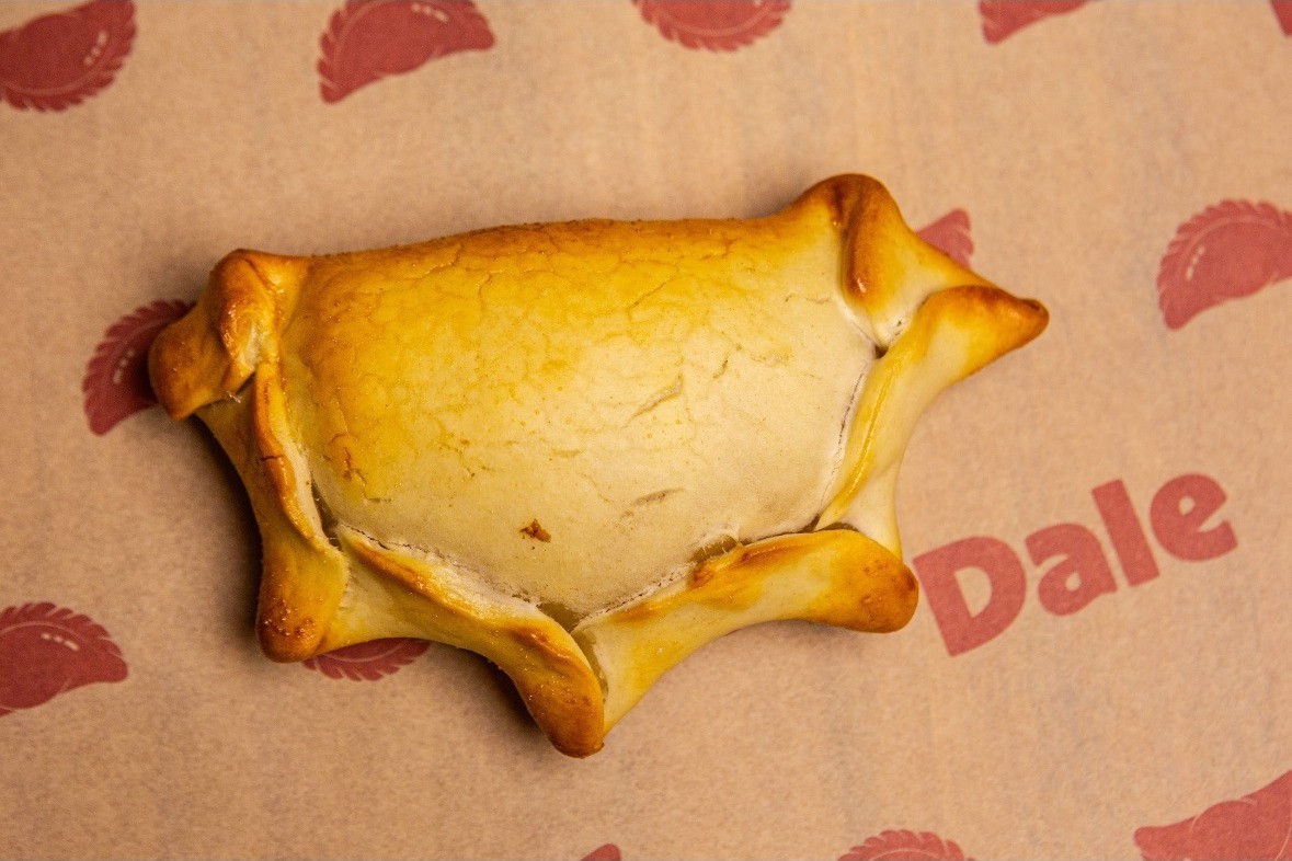 Empanada assada da Dale sobre o papel kraft da casa