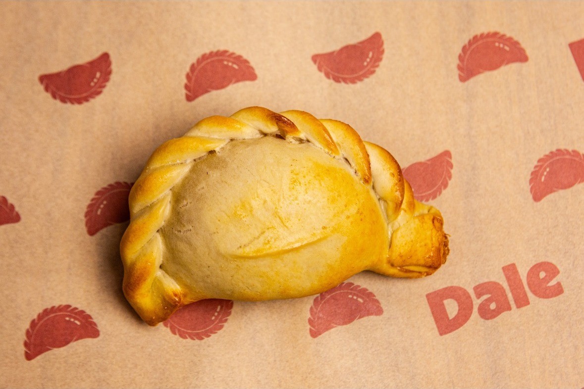 Empanada assada da Dale sobre o papel kraft da casa