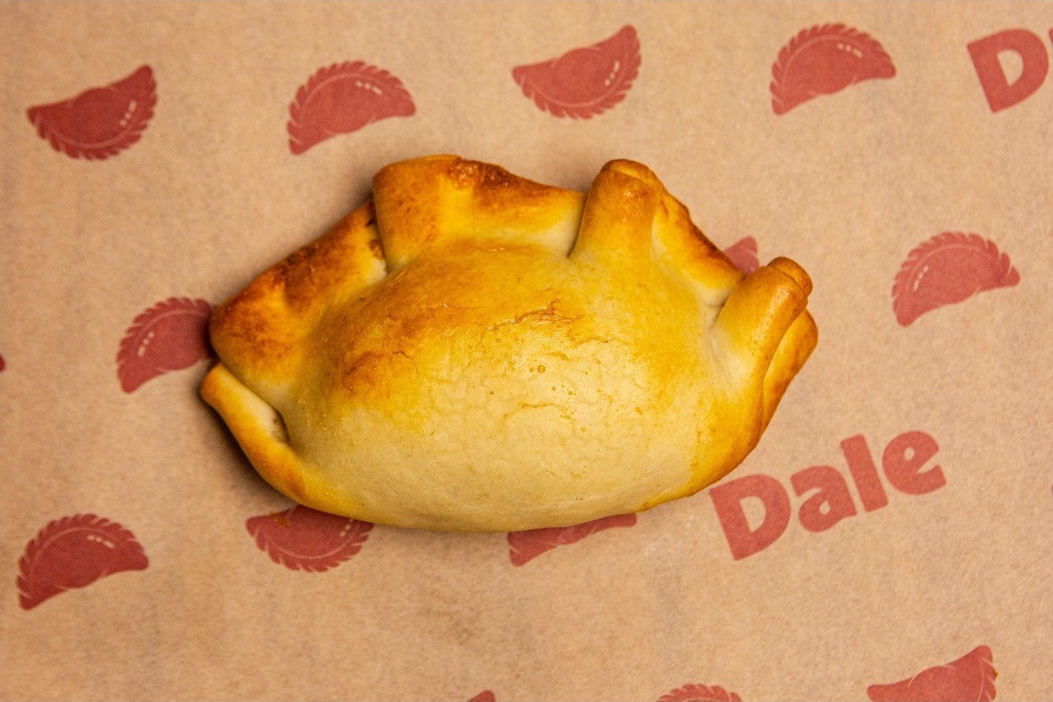 Empanada assada da Dale sobre o papel kraft da casa
