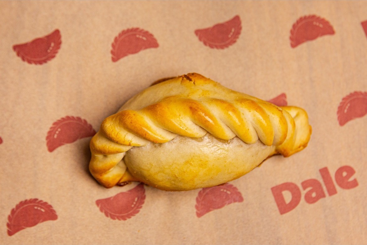 Empanada com repulgue trançado sobre o papel kraft da Dale