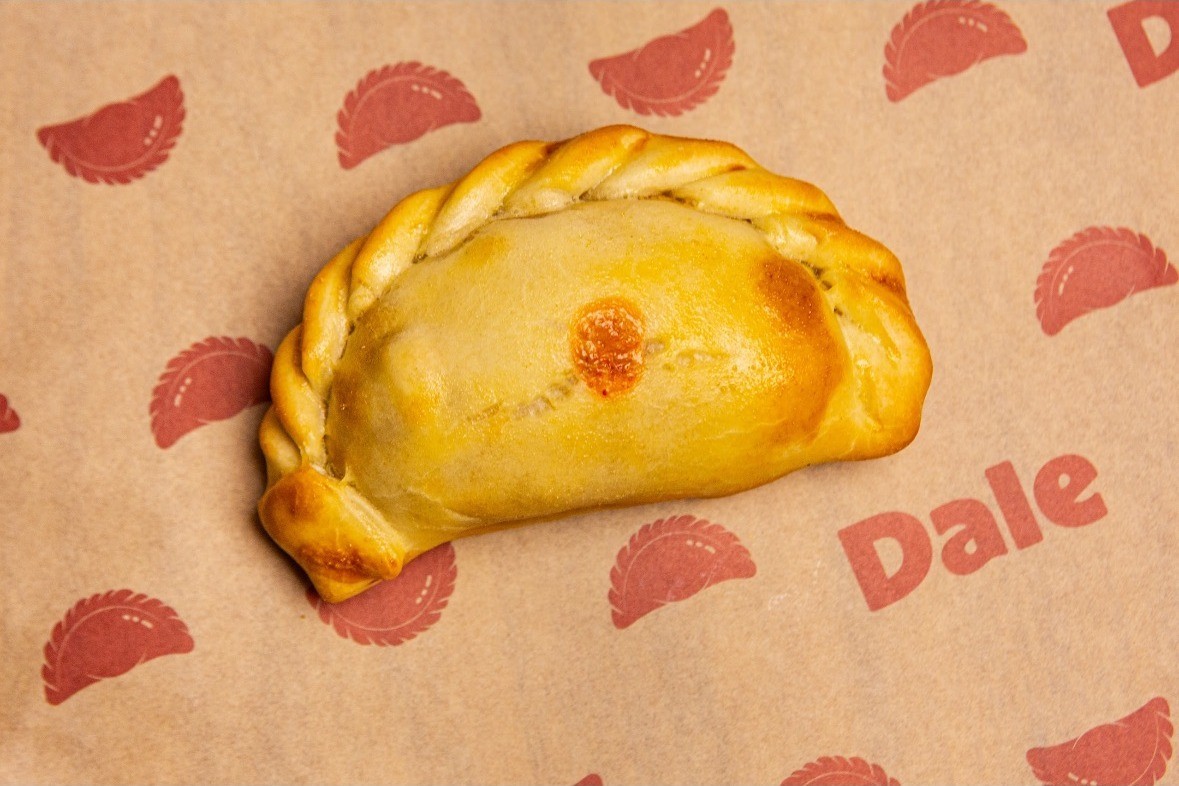 Empanada assada da Dale sobre o papel kraft da casa