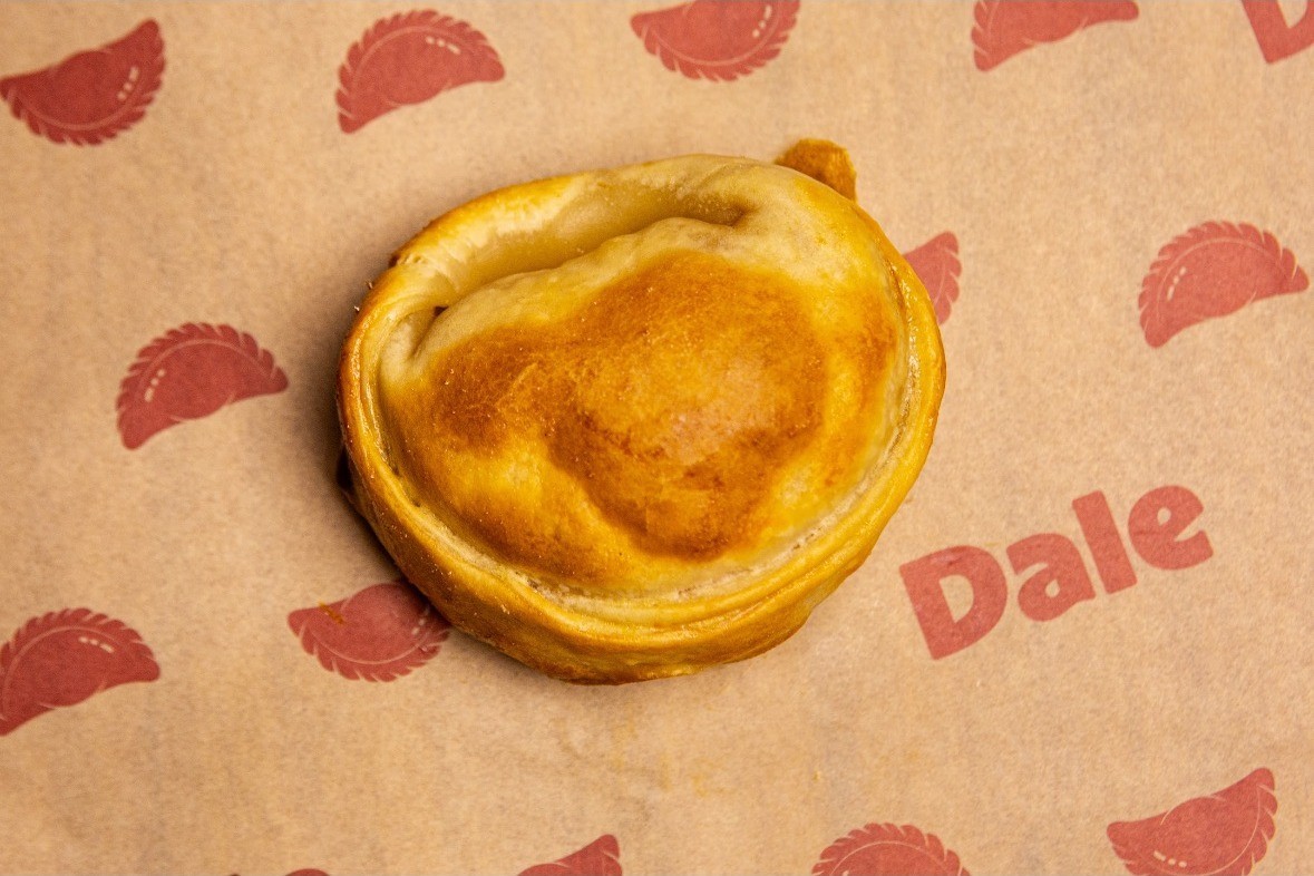 Empanada assada da Dale sobre o papel kraft da casa